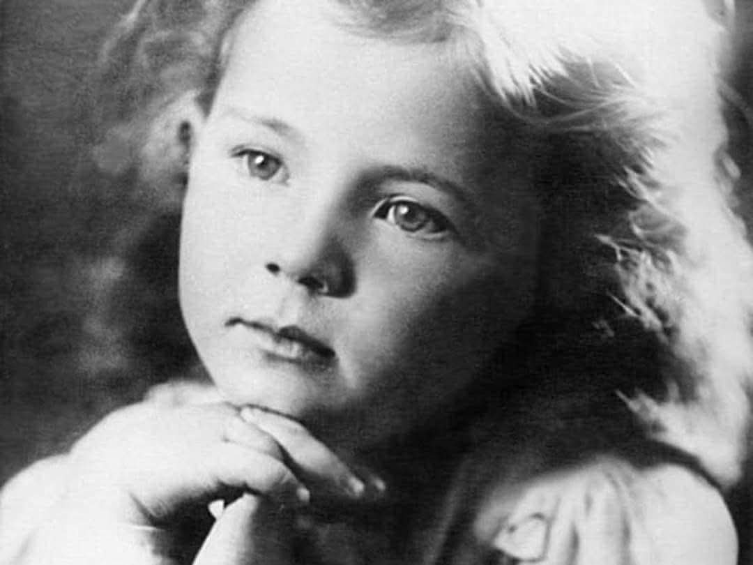 Лариса Рубальская о себе и о своём дедушке.В свои четыре года я вернулась домой и задала родителям ...