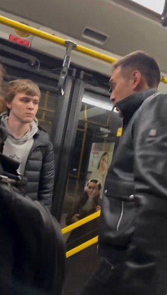 В московском автобусе пассажир нокаутировал мужчину, угрожавшего ему перед всеми.По словам ... - 2