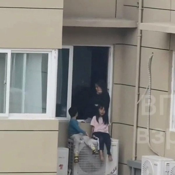 В Китае мать усадила детей на край 23 этажа, чтобы пошантажировать мужа. Неизвестно, из-за чего ...