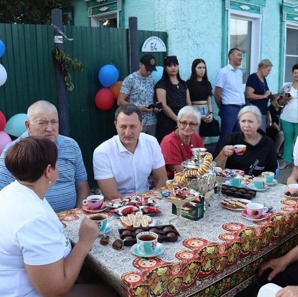 Вы не поверите, но они отмечают новый асфальт.В небольшом городе Маркс, что в Саратовской области, ...