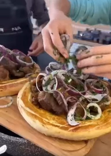 Шашлык в казане. Нам понадобится: Мясо - 3 кг (у нас говядина) Соль, перец Лук - 1 кг Курдючный жир ... - 2