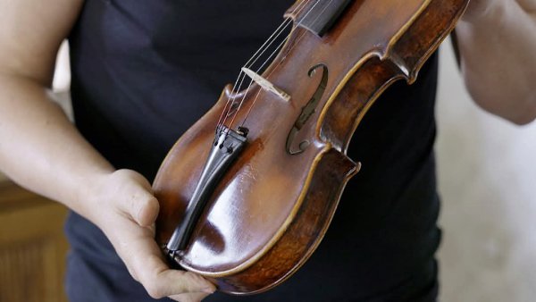 :) В Венгрии нашли «скрипку надежды» из Дахау. Это единственный известный музыкальный инструмент, ... - 2