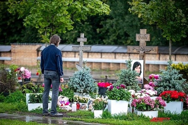 Петра Чернышева сфотографировали на могиле Анастасии Заворотнюк.