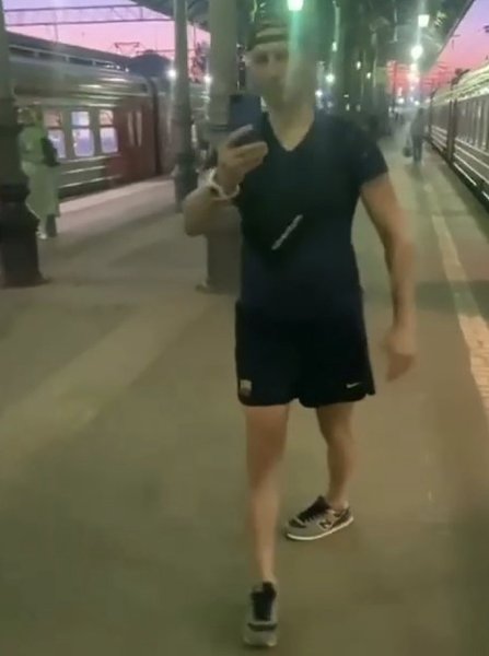Парень из Москвы сделал замечание девушкам в никабах.Молодой человек раскритиковал внешний вид ...