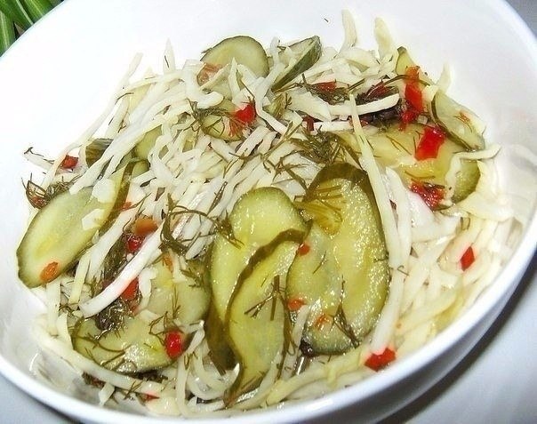 САЛАТ ЗАКУСОЧНЫЙ. .Безумно вкусный салат. В него просто невозможно не влюбиться!Я как только ...