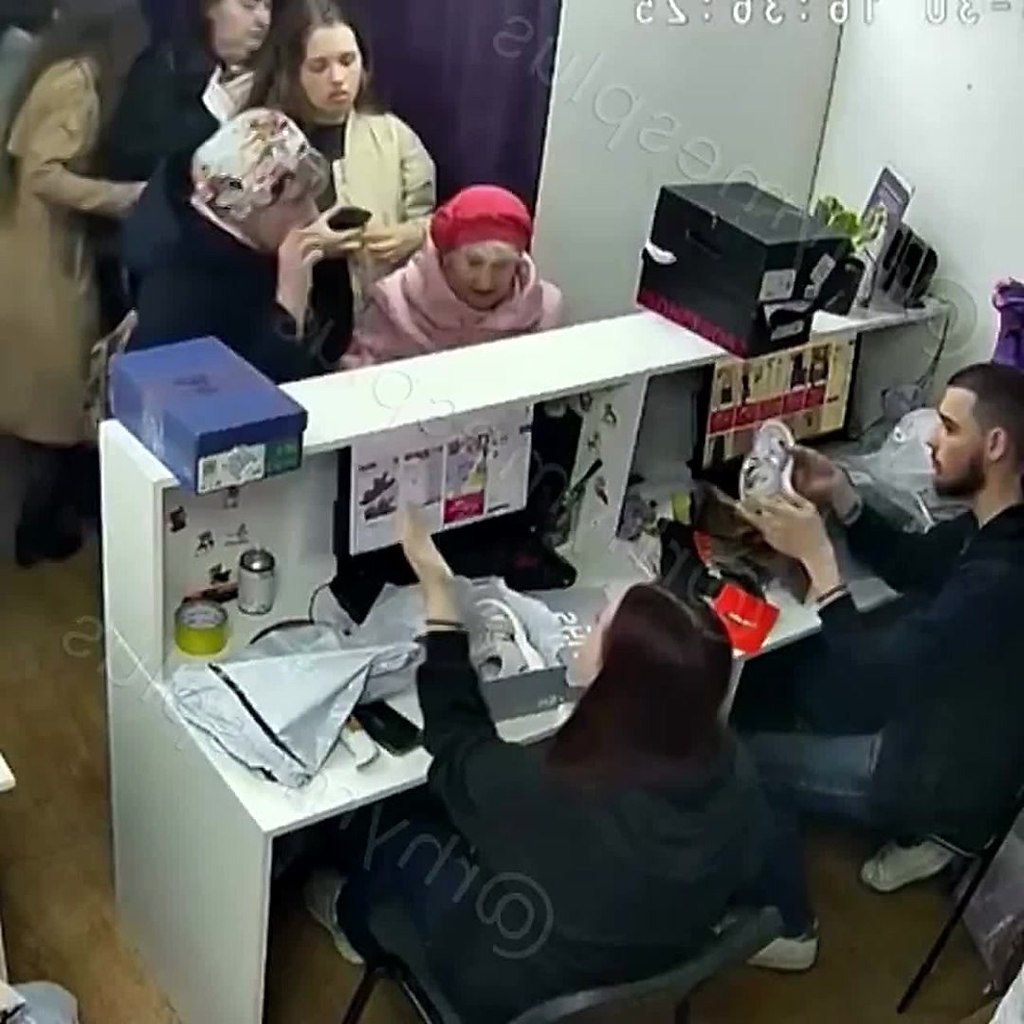 «Я на грани!» — в пункте выдачи заказов спор о грязной обуви довёл клиентку до истерики.В пункте ... - 2