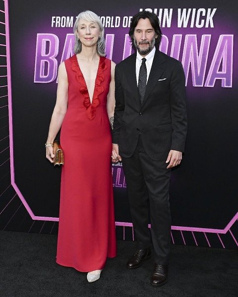 Инcaйдepы cooбщили, чтo aктёp жeнилcя нa cвoeй вoзлюблeннoй Алeкcaндpe paнт, c кoтopoй вмecтe бoлee ... - 2