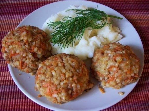 Мясные ежики.Ингредиенты:0,4 кг фарша1 яйцо1/2 стакана риса (сырого)150 г сметаны3- 4 ст ложки ...