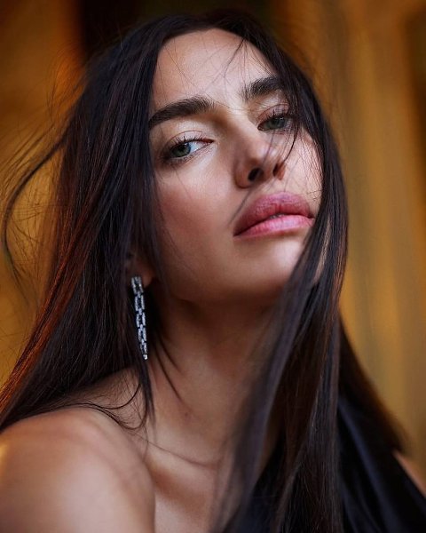 Ирина Шейк снялась для французского VOGUE. В выпуске модель описали как женщину, воплощающую ...