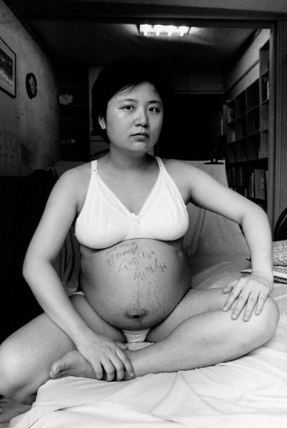 На протяжении 17 лет жительница Тайваня создаёт удивительную фотолетопись, запечатлевая себя и ...