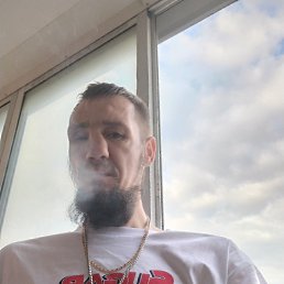 Aleksandr, 37, 