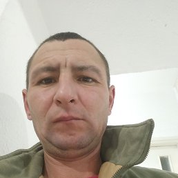 Pavel, 42, 
