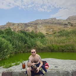 Vahram, 41, 