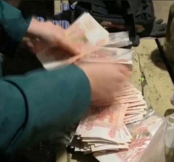 Москвич по имени Арсений стал обладателем миллиона рублей, который случайно нашёл в подземном ... - 3