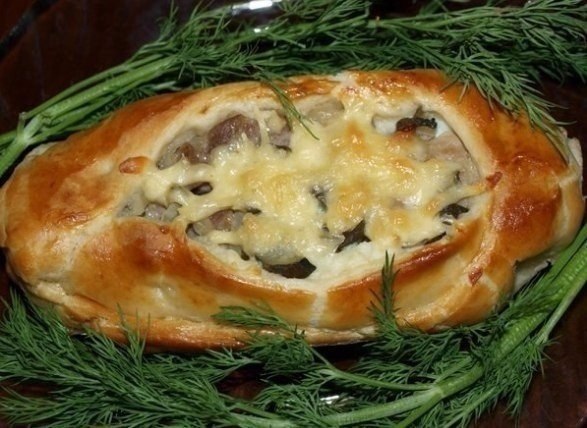 Лодочки из слоеного теста с картофелем, мясом и огурчиками .Ингредиенты: - картофель - 1 кг. - мясо ...