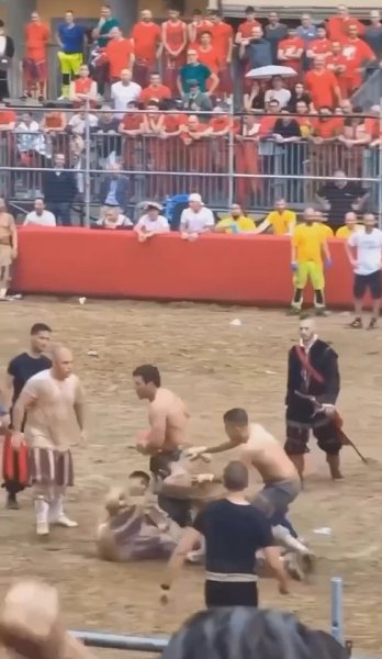 Самый кровавый вид спорта - флорентийское кальчо. Флорентийское кальчо – это древний вид футбола, ... - 2