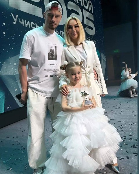 У Леры Кудрявцевой, Дмитрия Маликова, Мота и Лауры Джугелия выпускной.Дети звезд - дочь Кудрявцевой ...