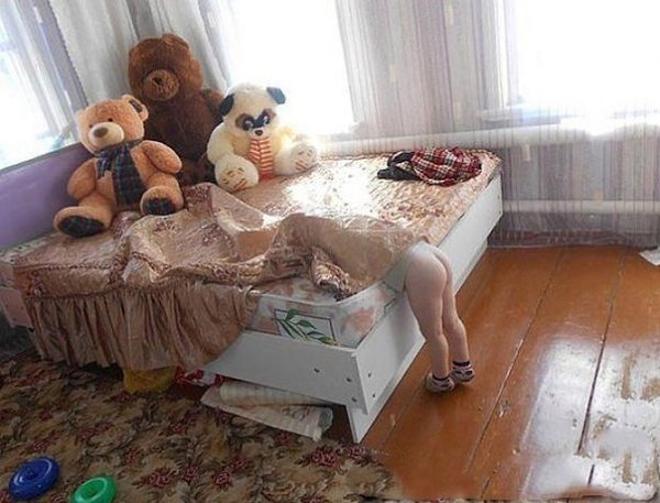Играли в прятки. Весь дом обыскала, так сына и не нашла