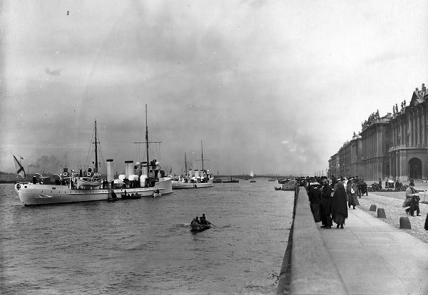 Ленинград. 1905 год. Минные крейсера «Войсковой» и «Украйна» у Дворцовой набережной. Автор: К. Булла