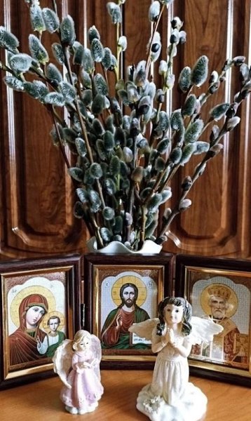 .РЯДЫШКОМ С ИКОНКАМИ.ВЕРБУ ПОЛОЖУ." ОХРАНЯЙ НАШ ДОБРЫЙ ДОМ,ВЕРБОЧКЕ, СКАЖУ, - ЧТОБ ...