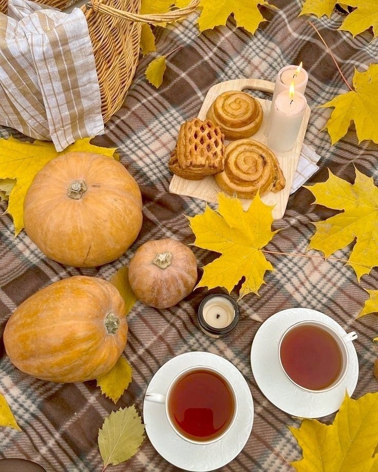 Осень собирает близких вместе, Чтобы дом наполнить теплотой, Варит вкусный кофе, месит тесто, Звёзды ...