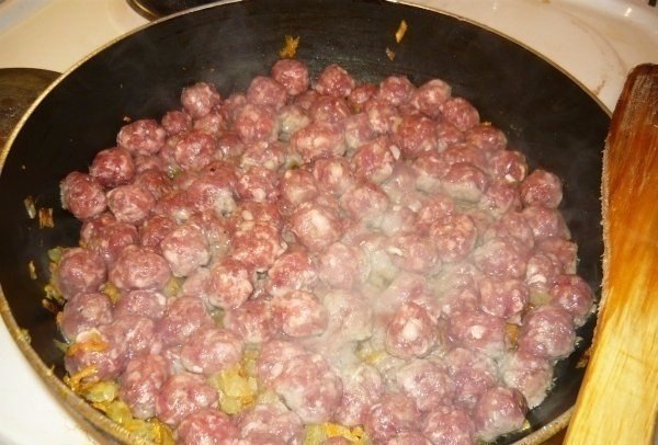СПАГЕТТИ С СОУСОМ ИЗ ФРИКАДЕЛЕК.Нам потребуется:мясной фарш – 500 гяйцо – 1 штлук – 1 штморковь – 1 ... - 4