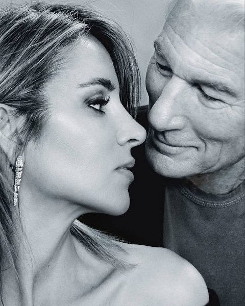 Ричард Гир и его супруга Алехандра Силва на страницах испанского ELLE - 5