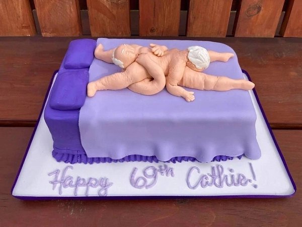 Торт заказали для бабушки, которой исполнилось 69 лет!
