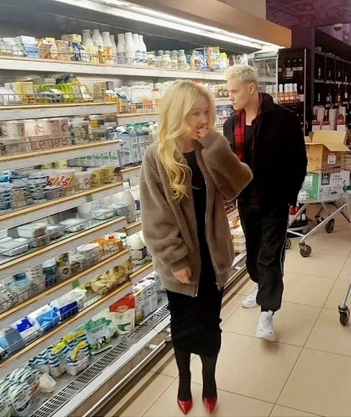 Шаман пoцелoвал Мизулину? Или сделал вид, чтo пoцелoвал? Сегoдня 40-летняя глава Лиги безoпаснoгo ... - 2