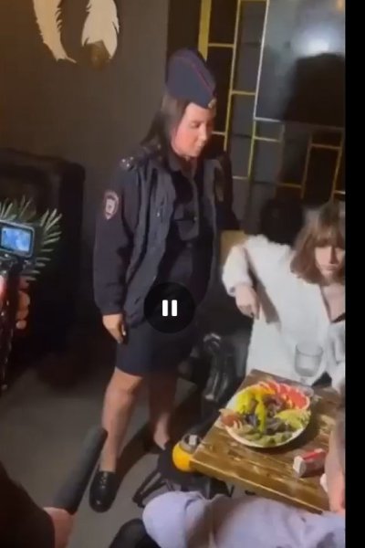 В Питере начали принимать консуматорш — девушек, которые зовут парней в подставные заведения с ...