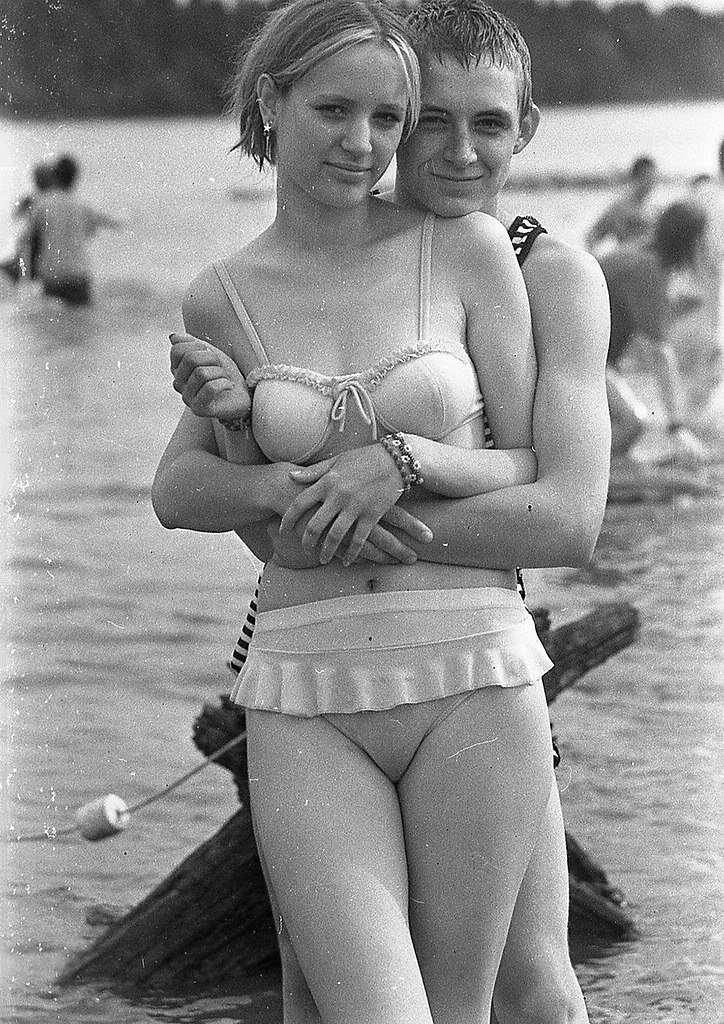 На первый взгляд, фотография молодой пары, сделанная в 80-е годы, может показаться не особенно ...