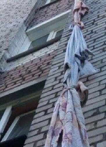 Женщина, запертая мужем дома, пыталась сбежать по простыне, но трагически сорвалась. Ужасающая ...