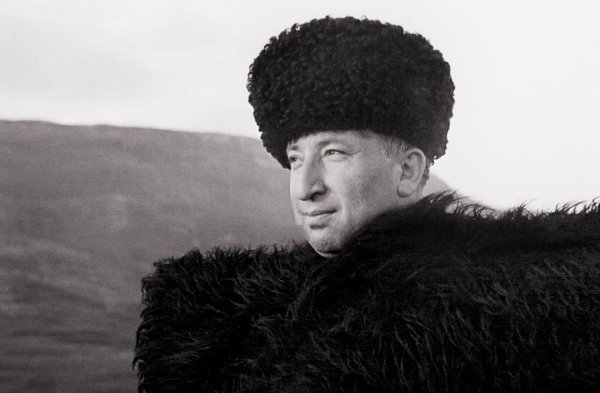 Люди, я прошу вас, ради бога, Не стесняйтесь доброты своей. На земле друзей не так уж много: ...