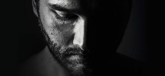 Мужчины разучились молчать. Совсем.Давно было дело. Приехал я в гости к другу. Сидим на кухне, ...