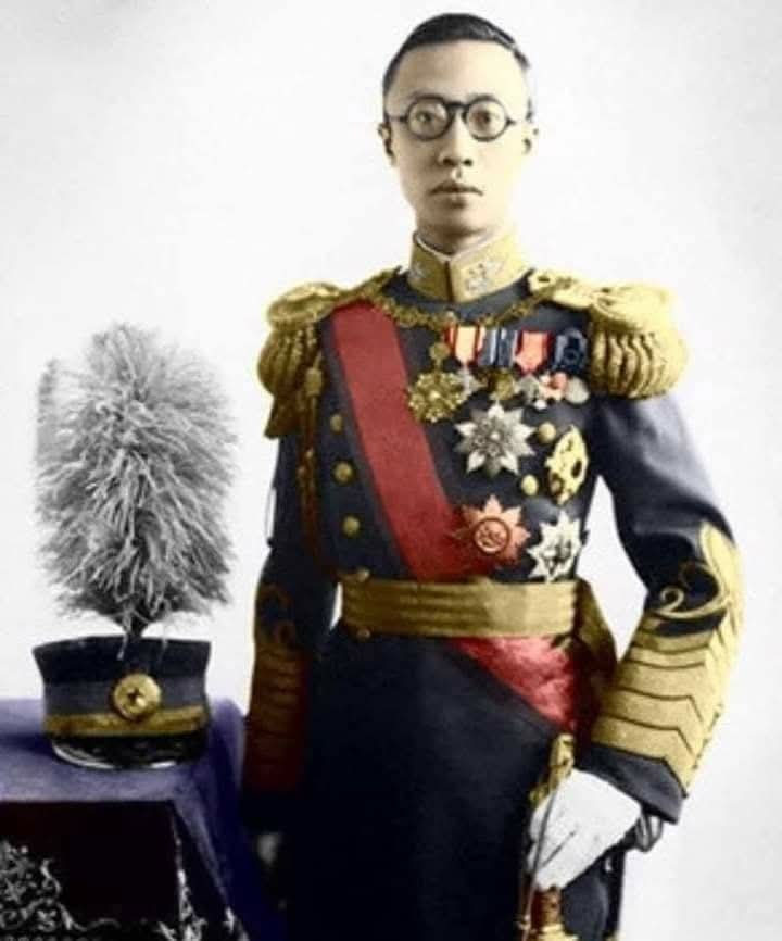 :) Когда Пу И, последний император Китая, был свергнут (1 марта 1934), он начал работать дворником и ...