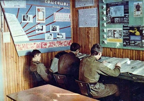Ленинская комната — помещение в казармах воинских частей, в школах, пионерских лагерях, на ... - 2