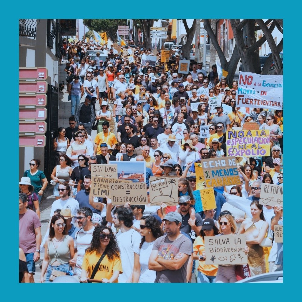 На Майорке выходят на протесты против туристов — дело дошло до топоров.Жители Майорки вновь устроили ... - 2