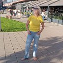 Вселенная шепнула мне на ушко-И светлый луч мне бросила в окошко.Тебе отправлю Ангела-Добра!Ты будешь под защитою всегда!В искрящем свете, льющемся с небес,волшебный мир летает из колец.Сверкают изумрудные цвета, в блаженстве обжигающем летя....Мне солнышко в окошко заглянуло.Погладило.... Немножко улыбнуло....Я посмотрела в окно,тишина----И радуга над миром - красотаа!