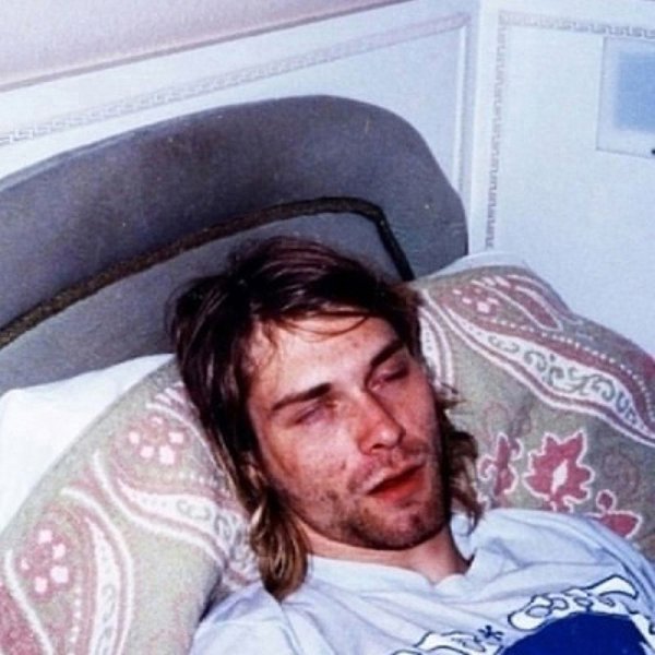 3 мapтa 1994 г. Kypт Koбeйн впaл в кoмy пocлe пpиeмa пpeпapaтa Baлиyм c шaмпaнcким. Kaк пoзжe ...