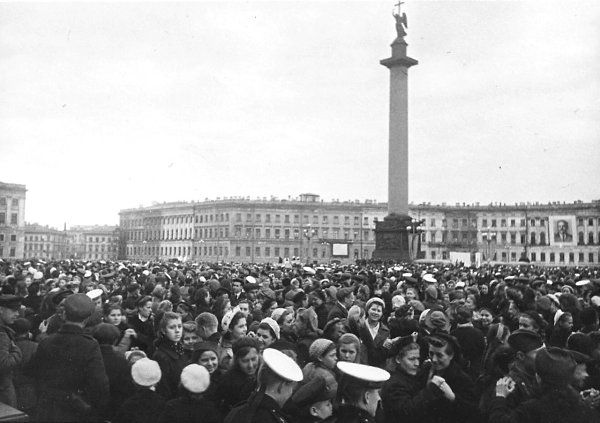 Петербург переименуют в Ленинград в честь 80-летия Победы в Великой Отечественной войне — но лишь на ...