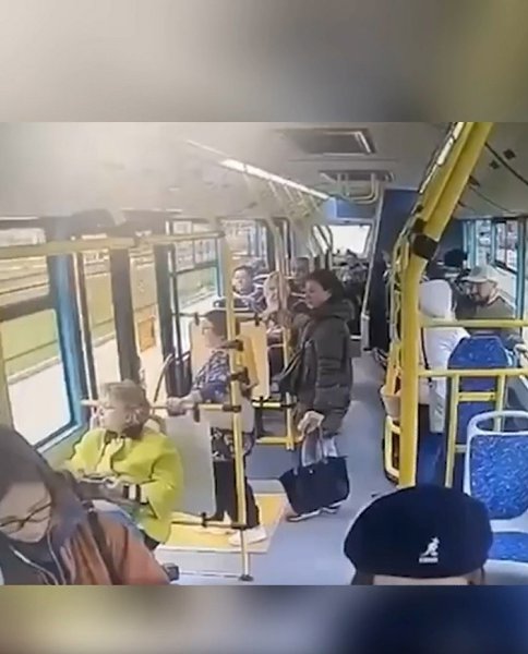 Коляска с младенцем перевернулась в салоне автобуса. Во время движения автобуса водитель резко ...