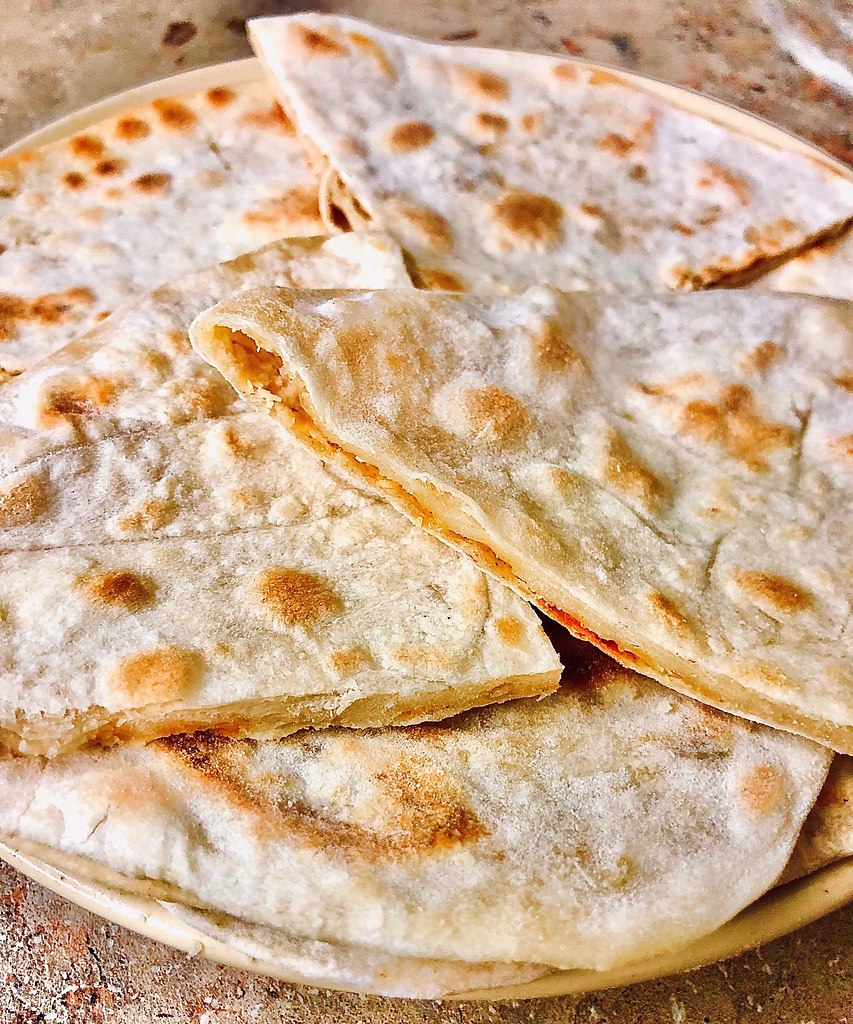 Лепешки с курицей и сыром на сковороде.Для приготовления понадобится:Для теста:Мука - 350 гр.Вода ...