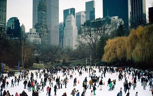 Я до сих пор так и не понял, зачем люди подолгу сердятся друг на друга. Жизнь и так непростительно ... - 5