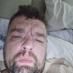 Aleksandr, 45, 