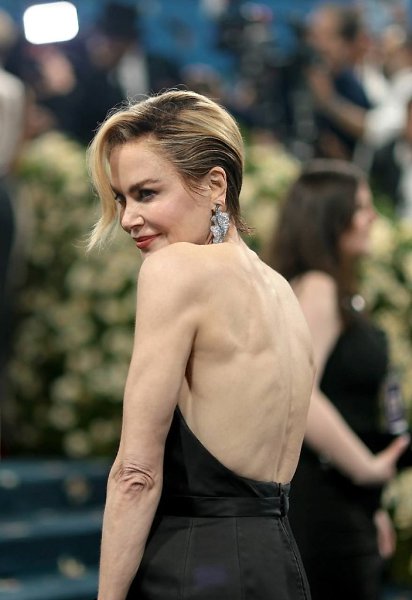 Николь Кидман тоже за Met Gala досталось.57-летняя актриса пришла на бал Института костюма с платье ...