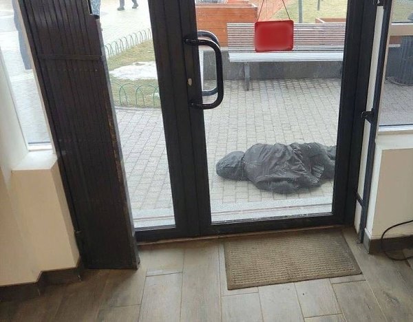 Люди помогли и буквально вернули с иного мира этого молодого отца с остановкой сердца.Люди проявили ...