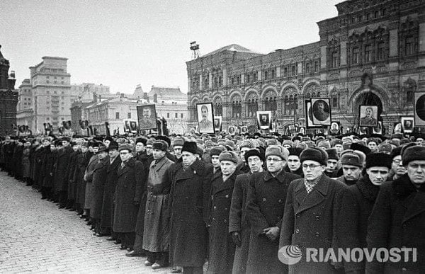 71 год назад, 9 марта 1953 года, состоялись похороны Иосифа Виссарионовича Сталина. Журнал «Огонёк» ... - 7