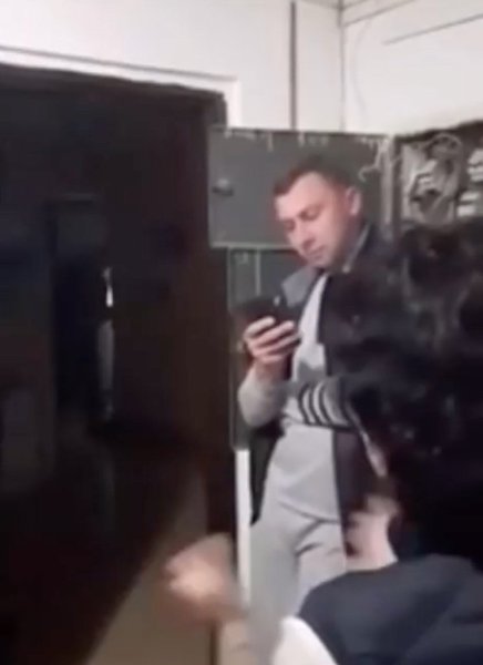 В Санкт-Петербурге к мужчине домой пришли настойчивые коллекторы с требованиями суммы, превышающей ...