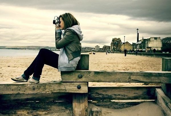 - Когда ты наконец перестанешь снимать?? - На фотографиях мир намного добрее...