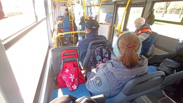 В социальных сетях москвичи жалуются на пассажиров, которые занимают сразу два места. Люди выражают ...